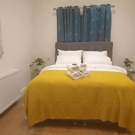 New - Private Room King Bed -Put- With Terrace, Free Parking, Near Tube